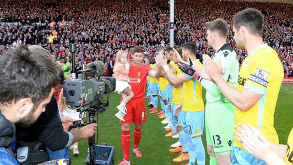 Gerrard pisó por última vez el campo de juego del Anfield.