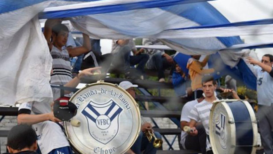 Banderazo de los hinchas.(Foto: Micrófono Digital)