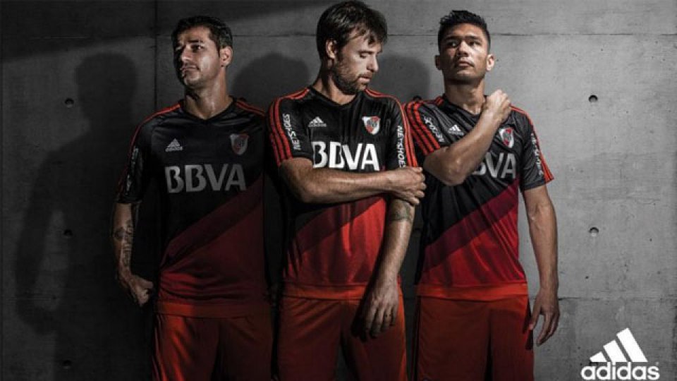 Los jugadores de River posan con la nueva casaca.