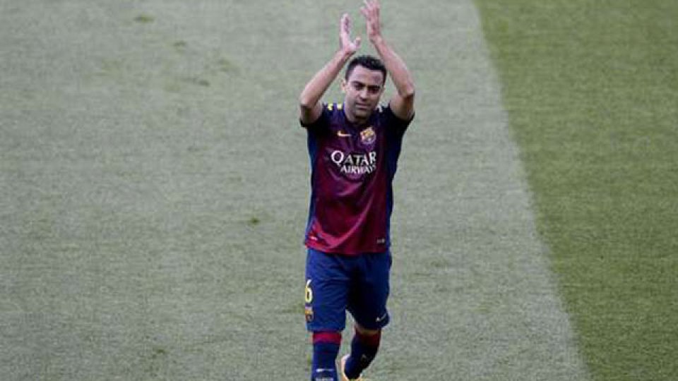 La emoción de Xavi Hernández al abandonar el campo de juego.