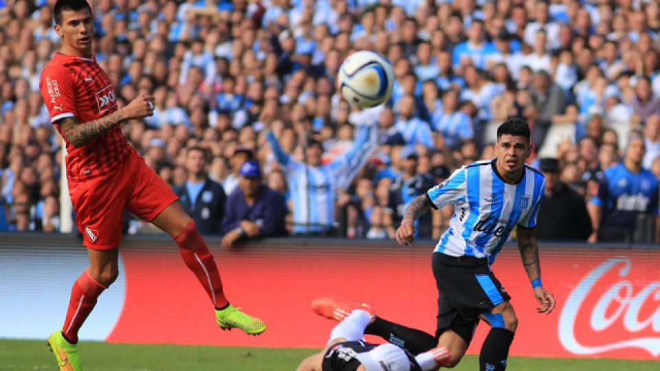 El triunfo de Racing dejó a Almirón en la cuerda floja.