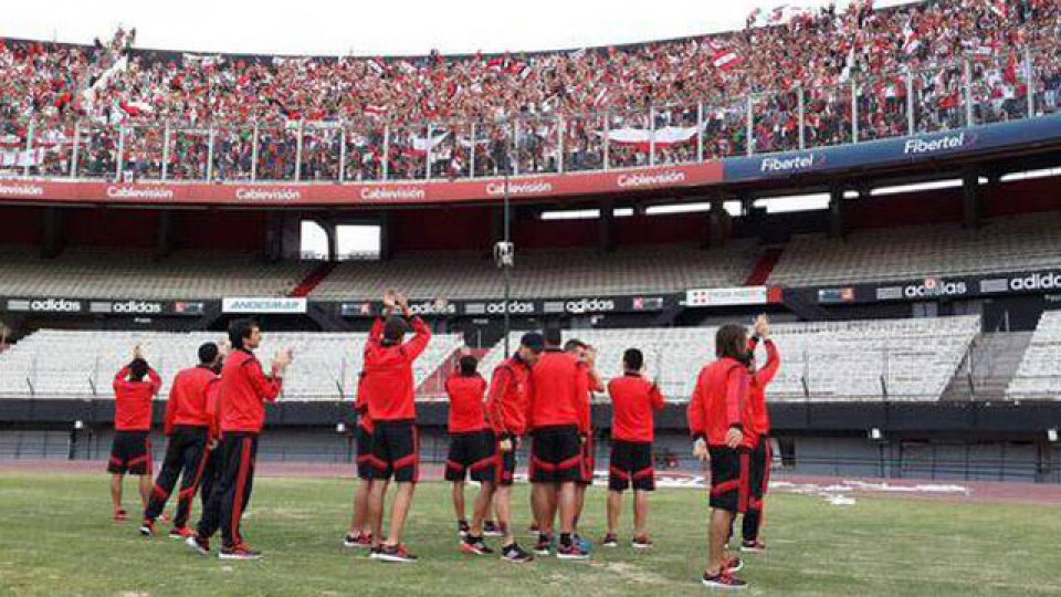 El Plantel de River agradeciendo el apoyo de la gente.