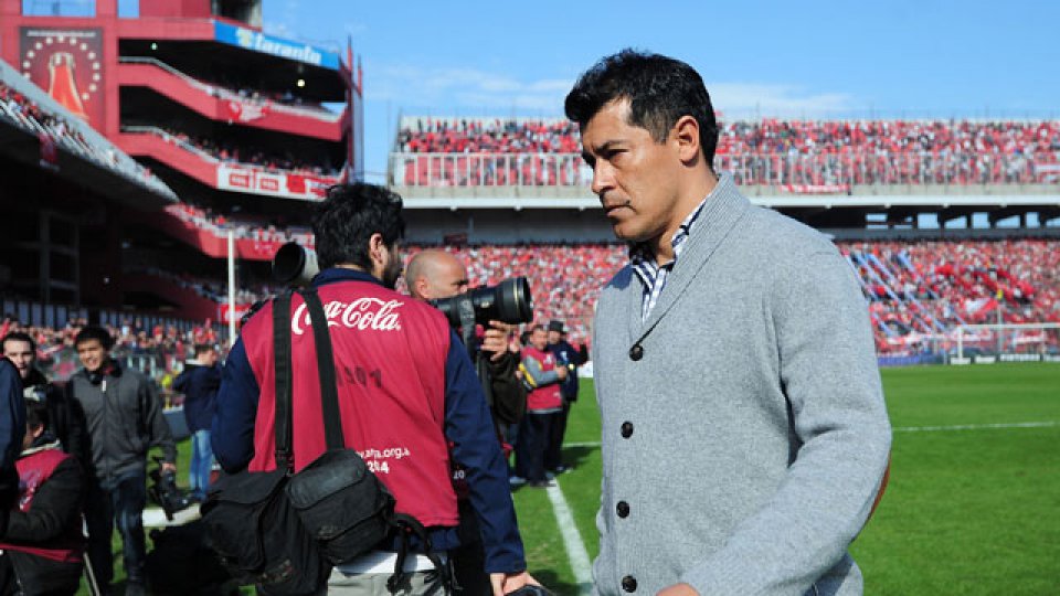 Almirón pasó a despedirse del plantel de Independiente.