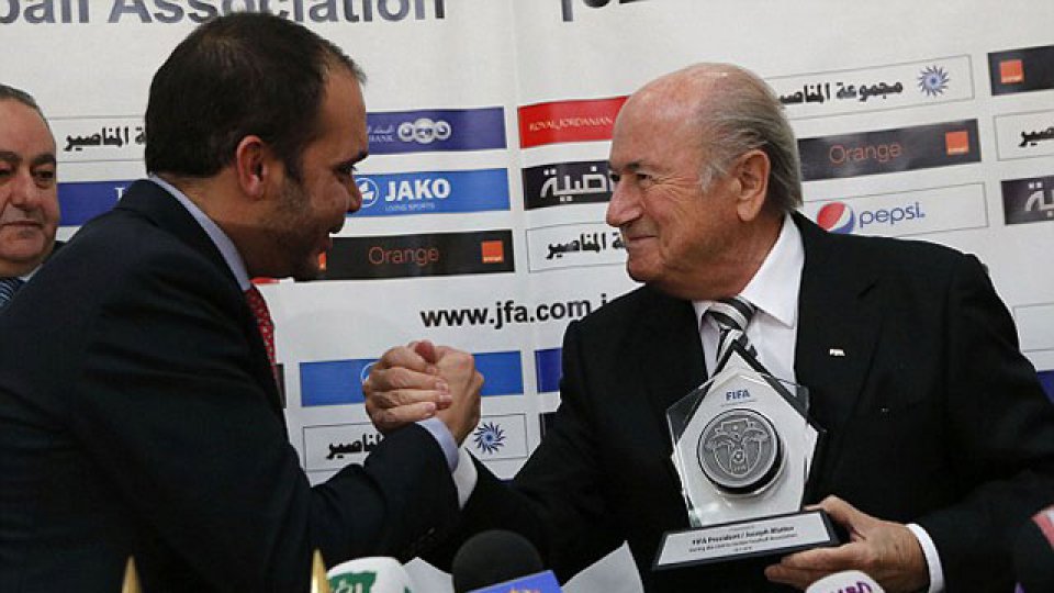 El Príncipe Alí Bin Hussein y Joseph Blatter.