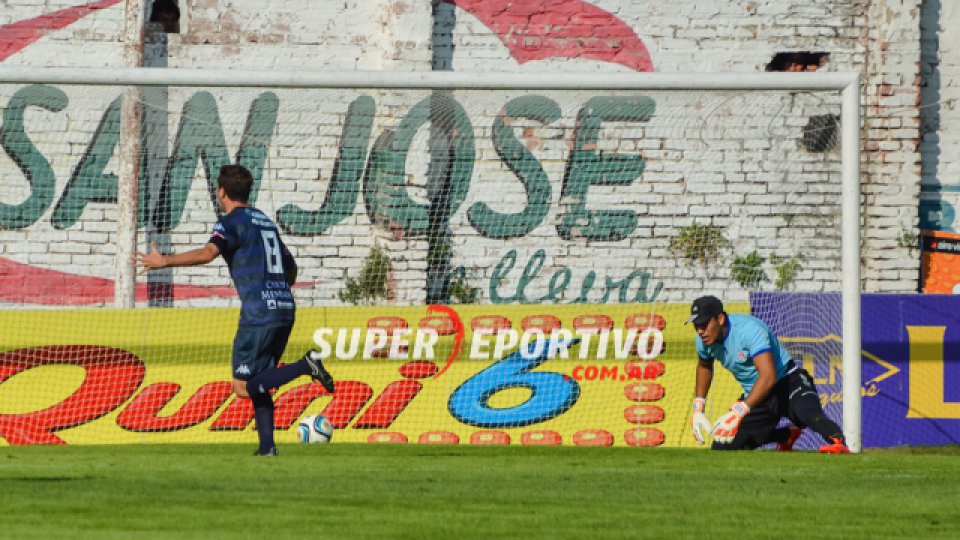 Modón ya convirtió y festeja su gol.