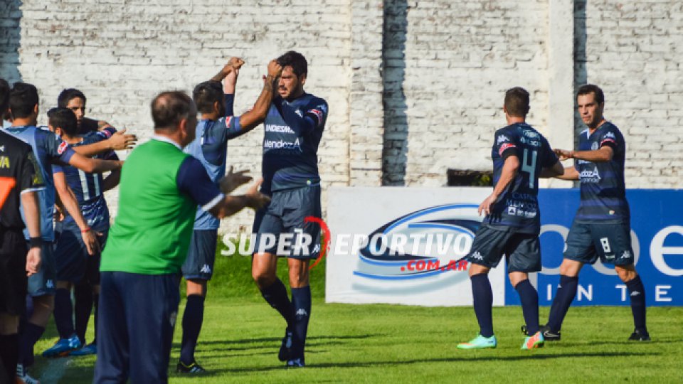 Modón ya convirtió y festeja su gol.