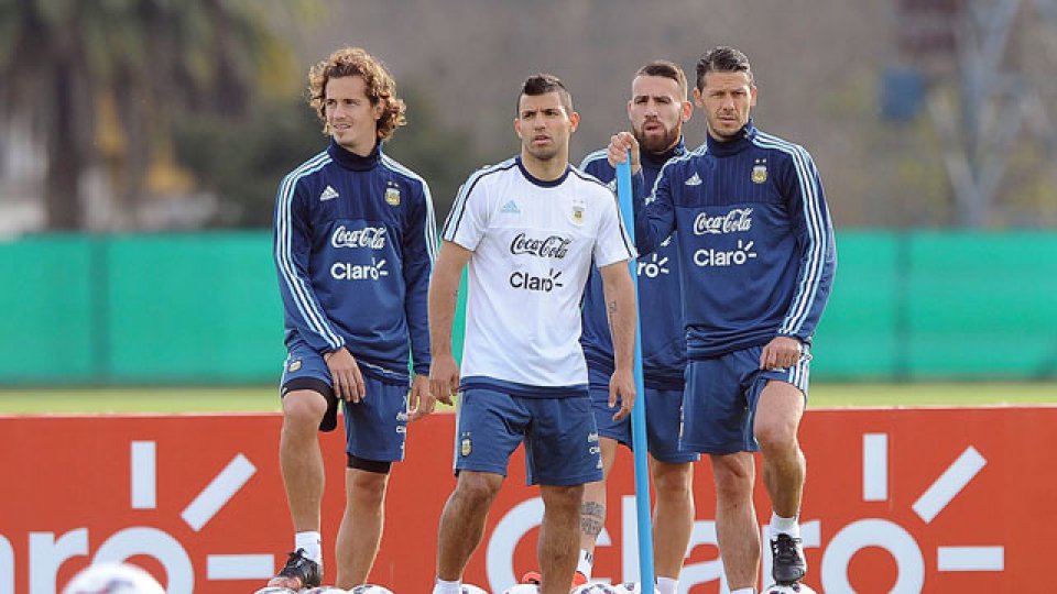 14 futbolistas se hicieron presentes en el predio de Ezeiza