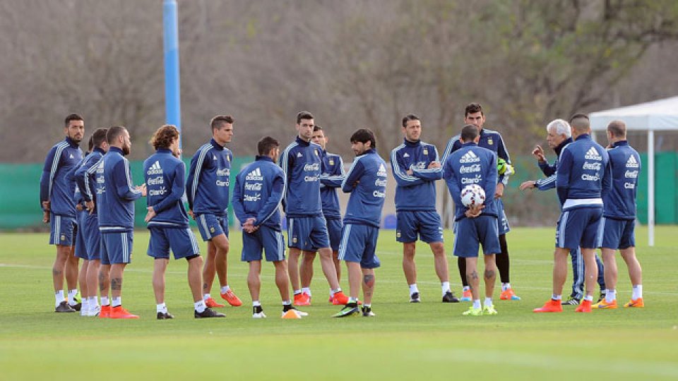 14 futbolistas se hicieron presentes en el predio de Ezeiza