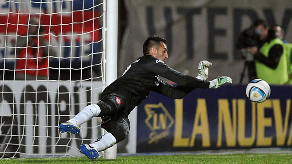 Torrico volvió a contenerle un penal a Chiqui Pérez.