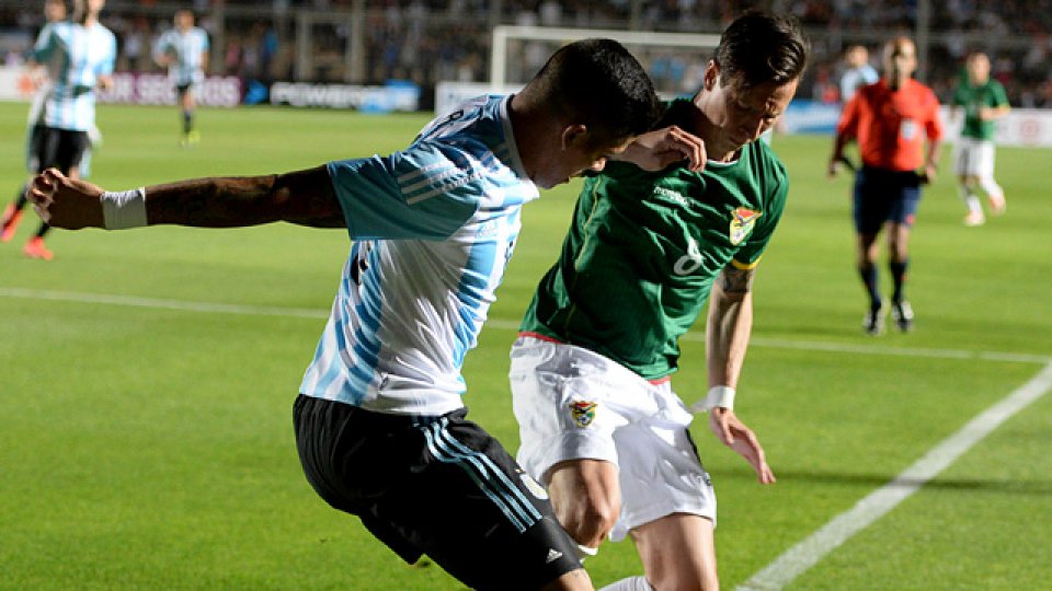 Marcos Rojo frenando al delantero boliviano.
