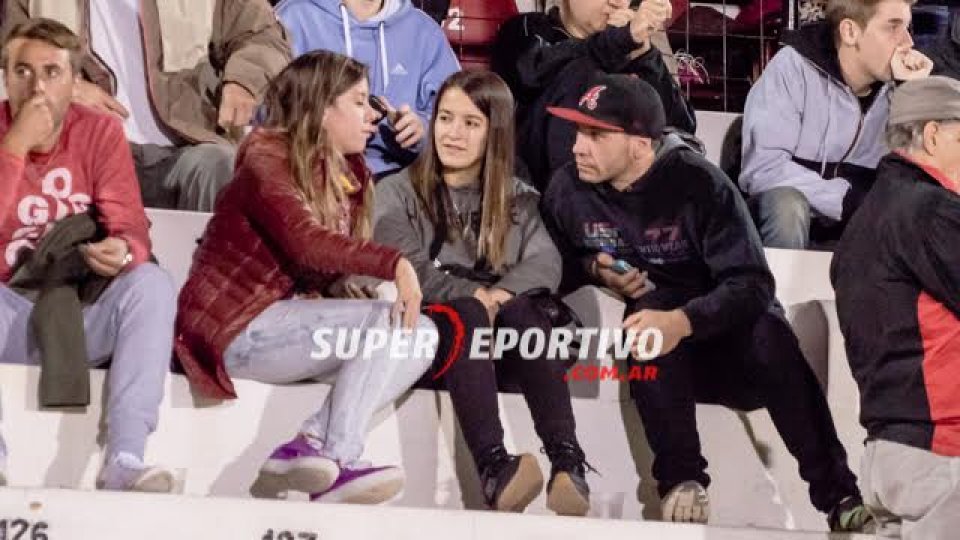 El boxeador Peligro Mansilla acompañando al Rojinegro.