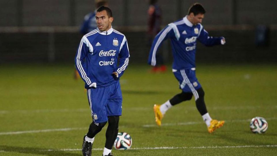 Carlos Tevez junto a Lionel Messi.