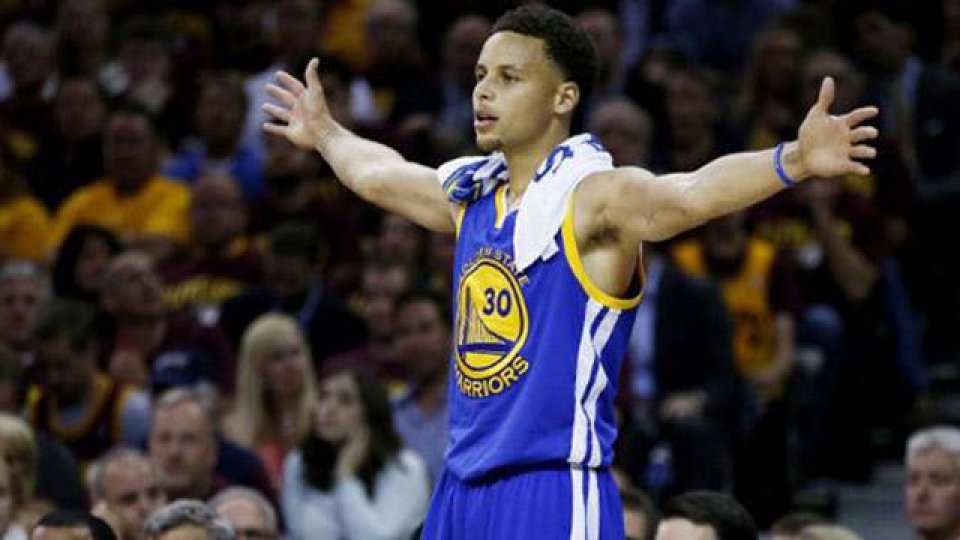 Stephen Curry se destacó con 23 puntos, 5 rebotes y 8 asistencias.