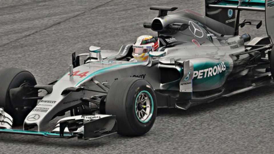 Hamilton brill&oacute; en la pole.