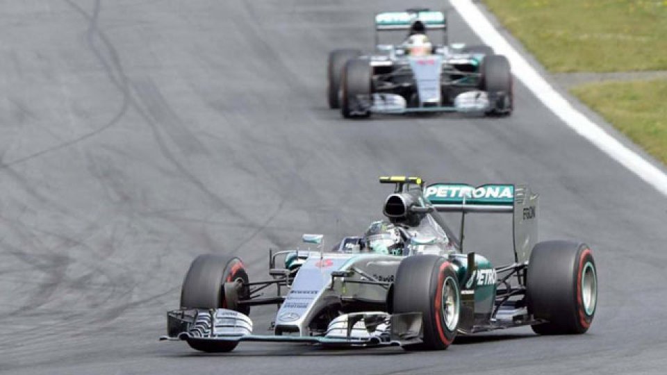 Gan&oacute; Rosberg y le pisa los talones a Hamilton.
