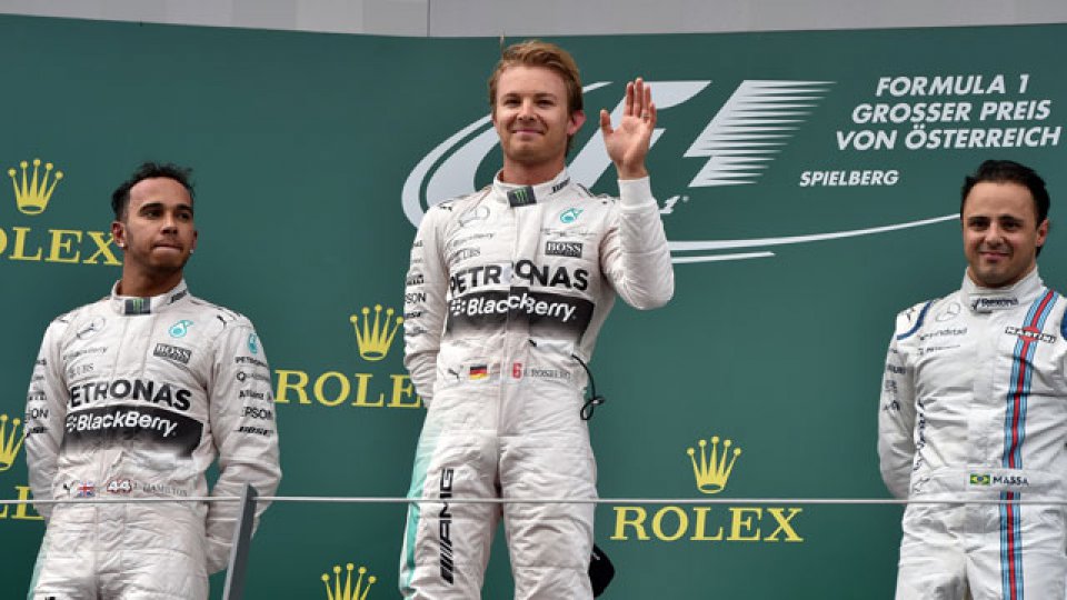 Gan&oacute; Rosberg y le pisa los talones a Hamilton.