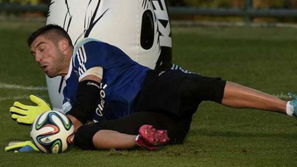 Mariano Andújar se fracturó la mano y abandonará el plantel de la selección.
