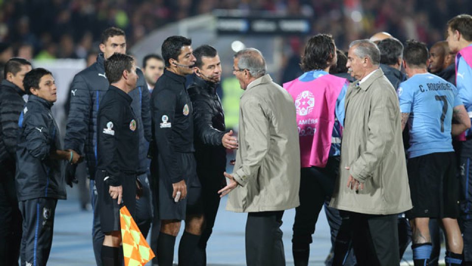 Oscar Tabárez se quejó por la actuación de la terna arbitral brasileña.