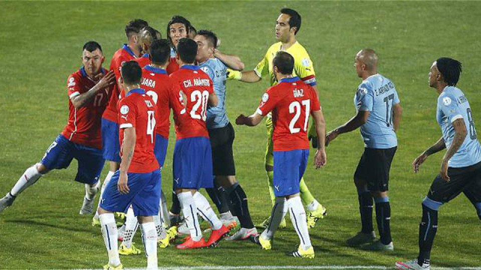 La Conmebol sancionó de oficio al chileno Gonzalo Jara con tres fechas.