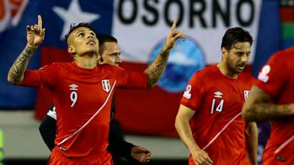 Guerrero marcó los tres goles de Perú.