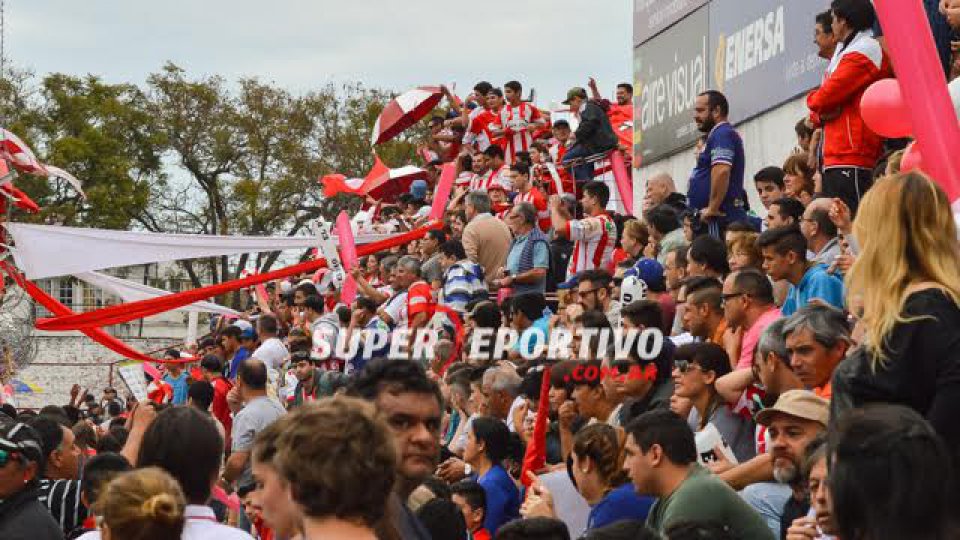 Todo el color de los hinchas en el clásico paranense.