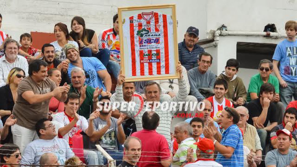 Todo el color de los hinchas en el clásico paranense.