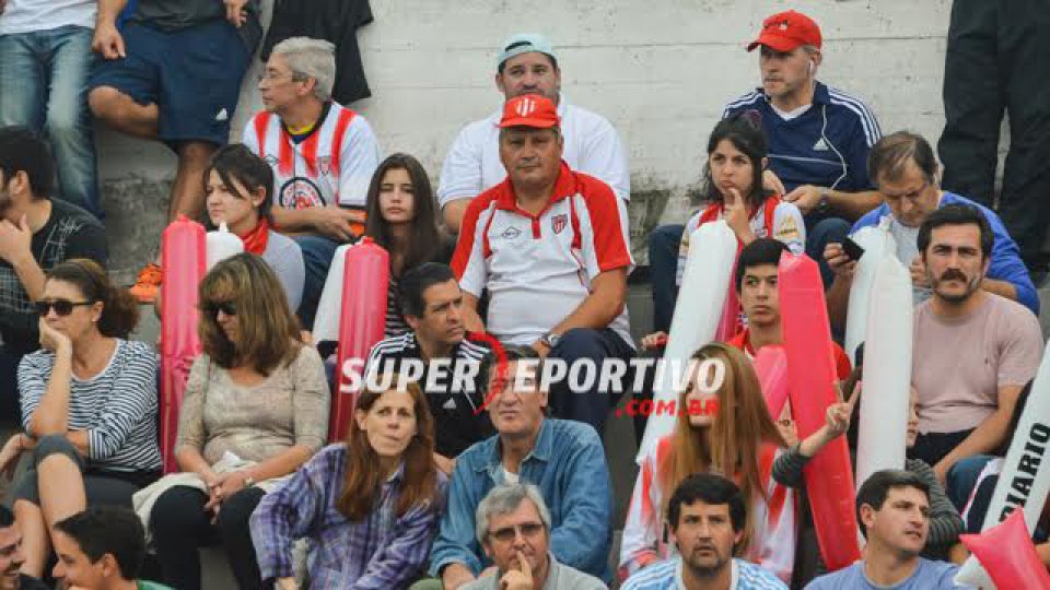 Todo el color de los hinchas en el clásico paranense.