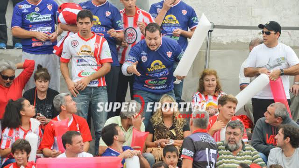 Todo el color de los hinchas en el clásico paranense.
