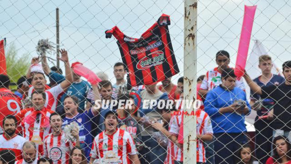Todo el color de los hinchas en el clásico paranense.