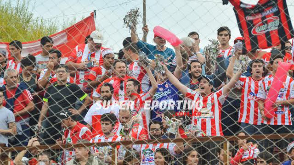 Todo el color de los hinchas en el clásico paranense.