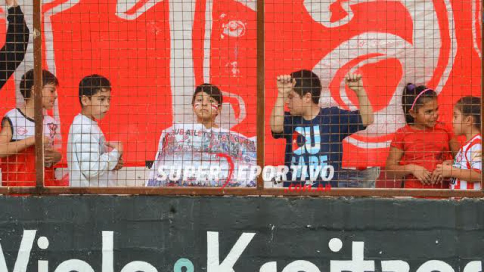 Todo el color de los hinchas en el clásico paranense.