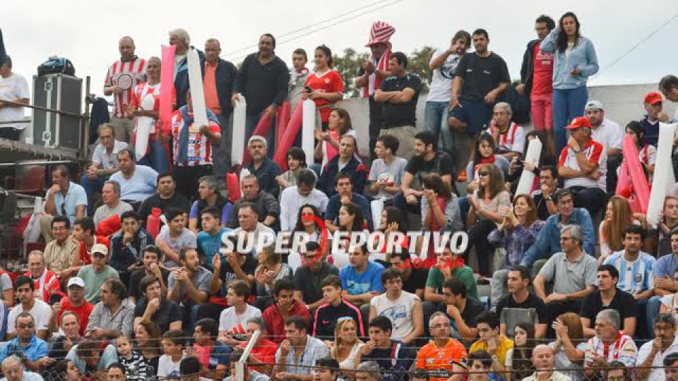 Todo el color de los hinchas en el clásico paranense.