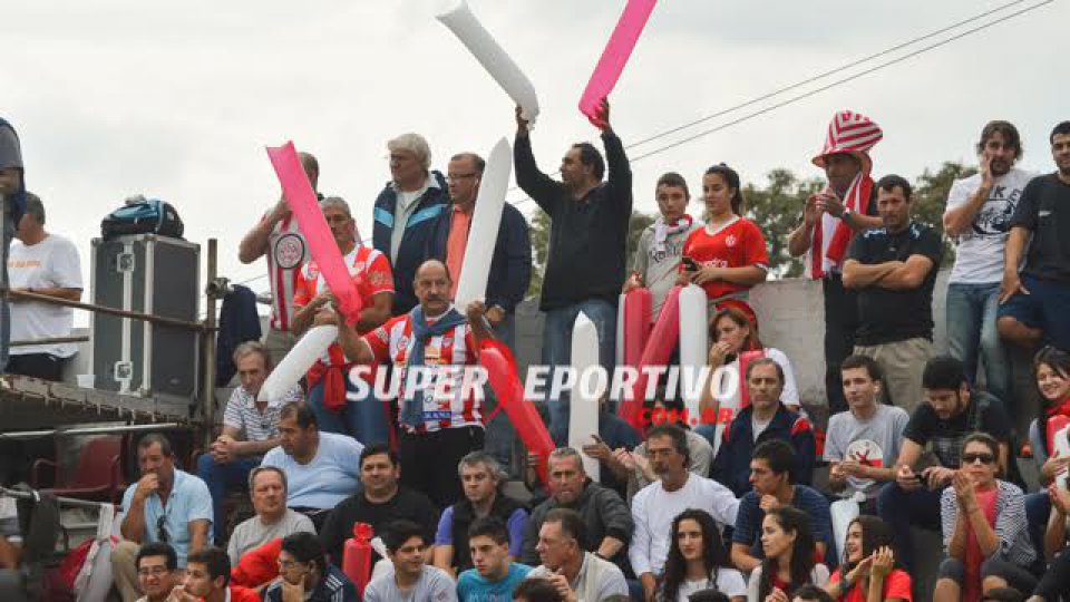 Todo el color de los hinchas en el clásico paranense.
