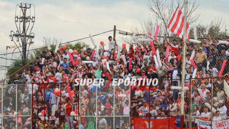 Todo el color de los hinchas en el clásico paranense.