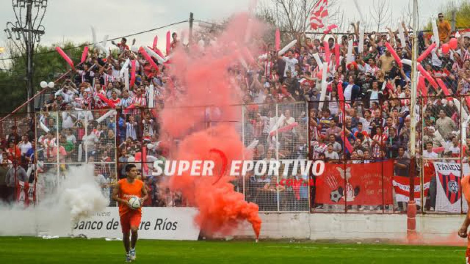 Todo el color de los hinchas en el clásico paranense.