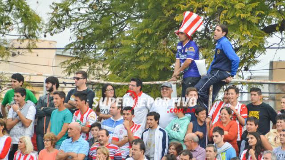 Todo el color de los hinchas en el clásico paranense.