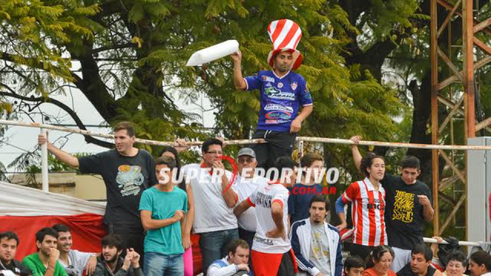 Todo el color de los hinchas en el clásico paranense.