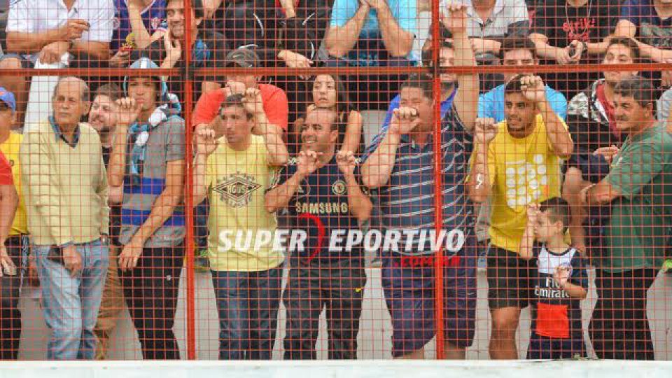 Todo el color de los hinchas en el clásico paranense.