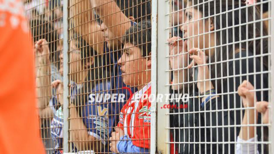 Todo el color de los hinchas en el clásico paranense.