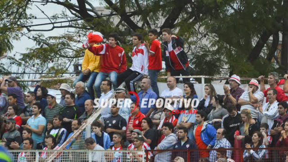 Todo el color de los hinchas en el clásico paranense.