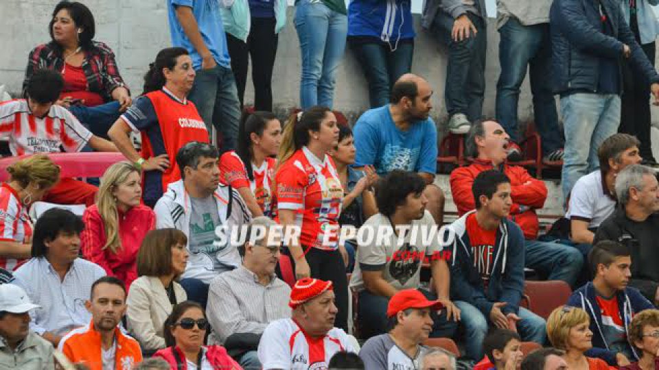 Todo el color de los hinchas en el clásico paranense.
