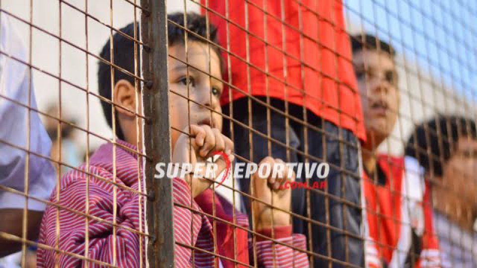 Todo el color de los hinchas en el clásico paranense.