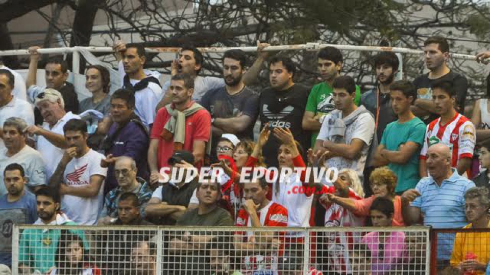 Todo el color de los hinchas en el clásico paranense.