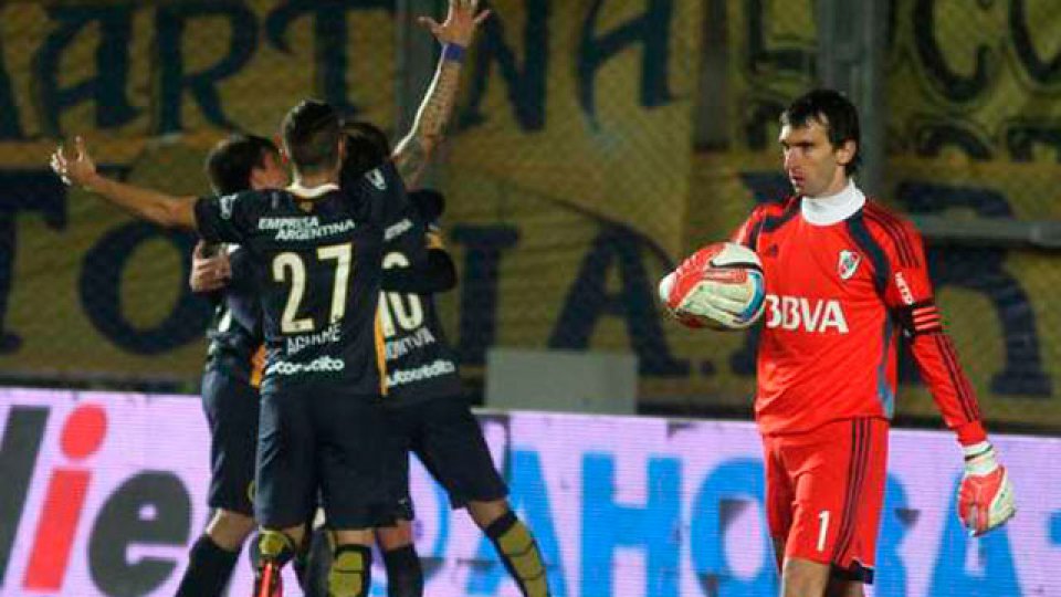 Marco Ruben y Aguirre marcaron los goles del Canalla.