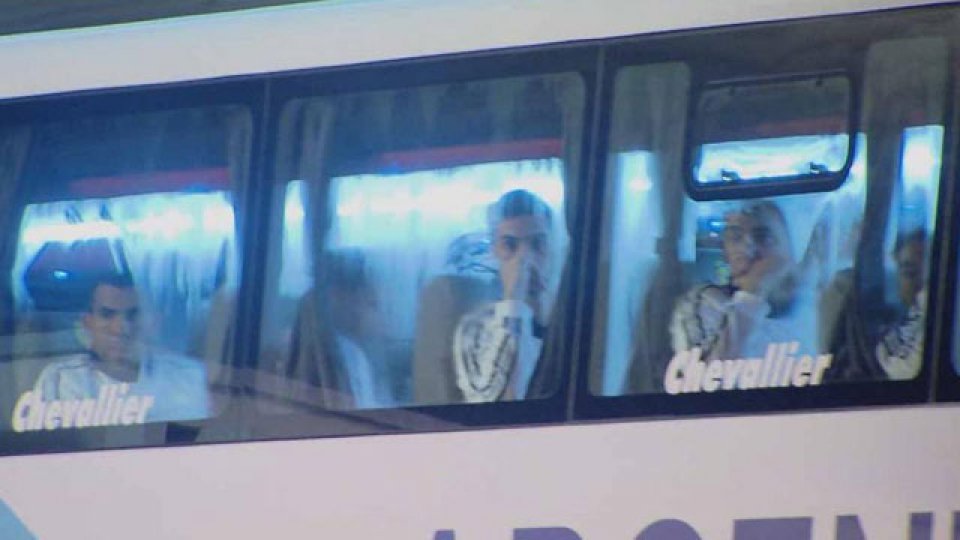 Caras largas en la fría madrugada argentina.