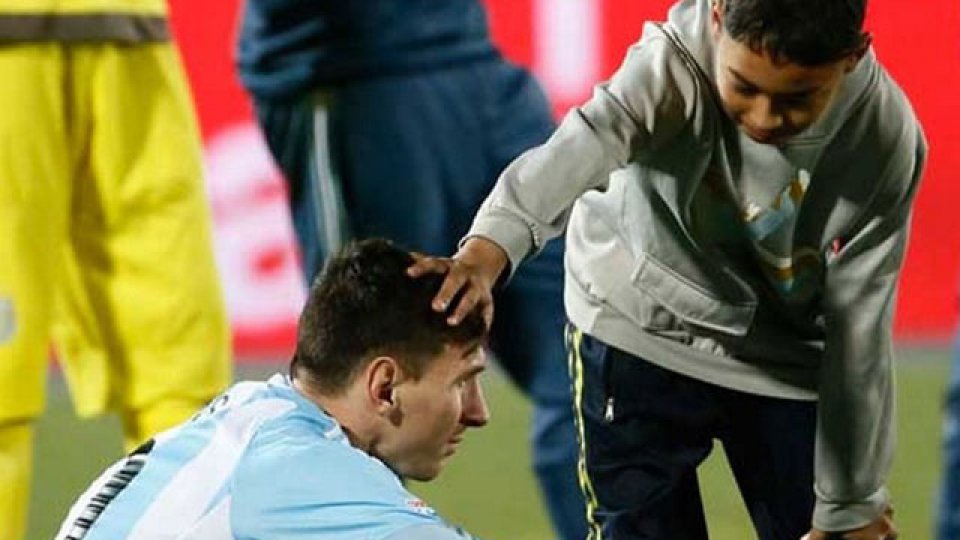 El consuelo de dos nenes a Lionel Messi tras la final perdida.