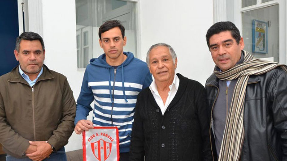 Tomás Machado selló su vínculo con el Atlético Paraná por un año.