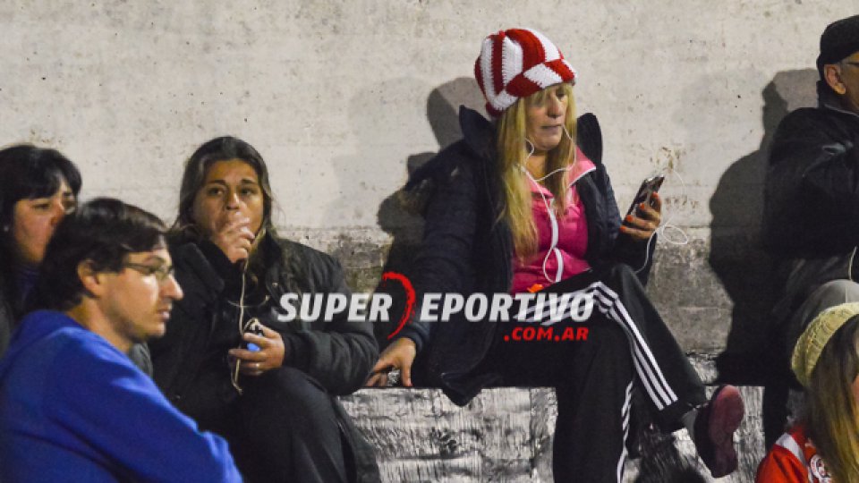 Los hinchas de Atlético Paraná colmaron el Pedro Mutio para alentar el equipo.