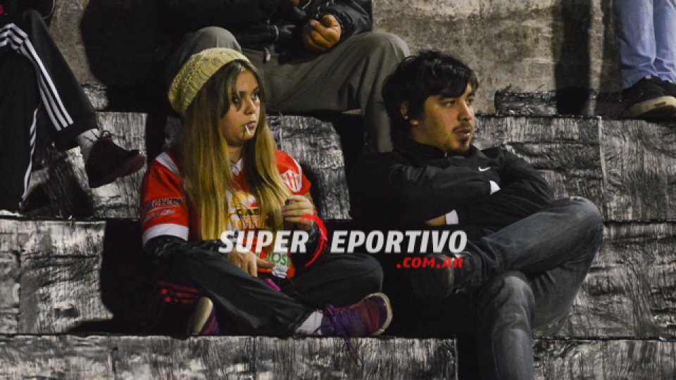 Los hinchas de Atlético Paraná colmaron el Pedro Mutio para alentar el equipo.