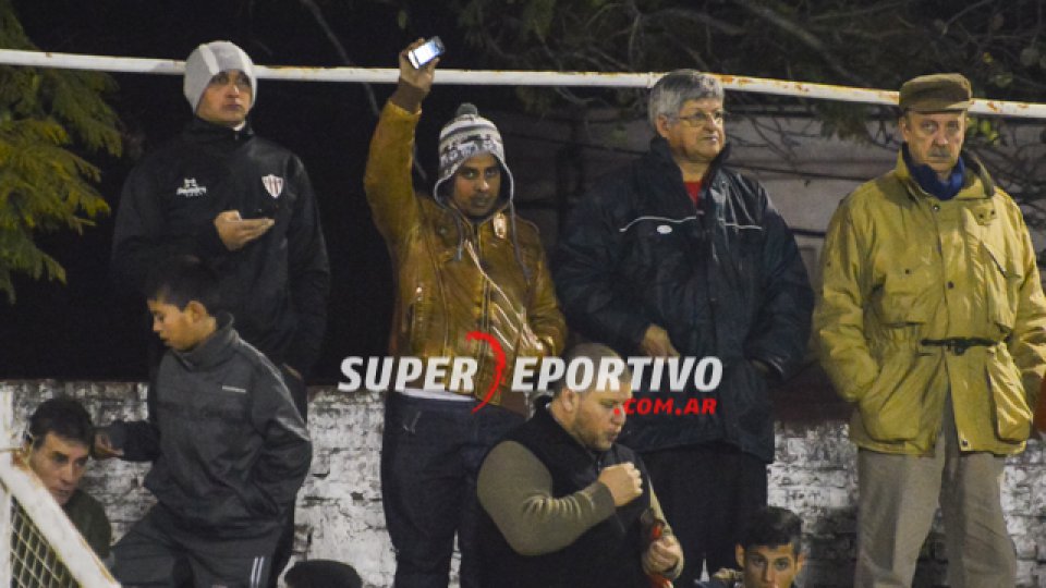 Los hinchas de Atlético Paraná colmaron el Pedro Mutio para alentar el equipo.